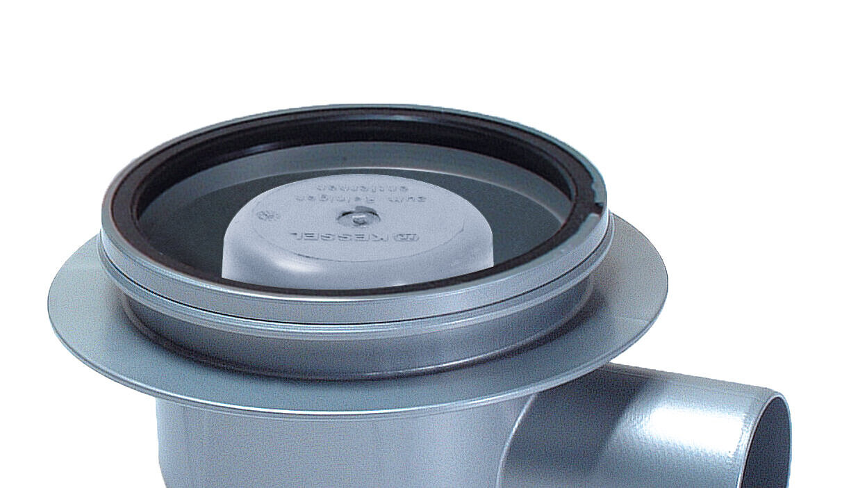 Le joint à lèvre est fixé au corps de base sur le siphon de salle d'eau Classic Le joint à lèvre est fixé au corps de base sur le siphon de salle d'eau Classic